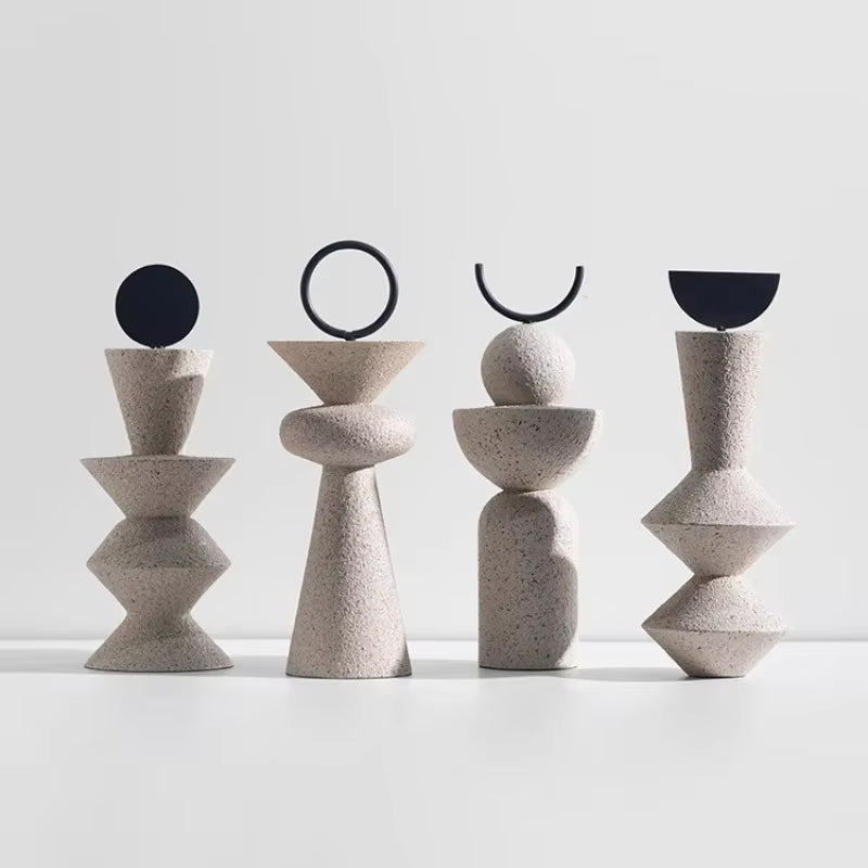 Estatua abstracta geométrica de arenisca