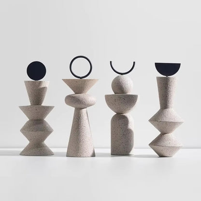 Estatua abstracta geométrica de arenisca