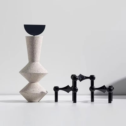 Estatua abstracta geométrica de arenisca