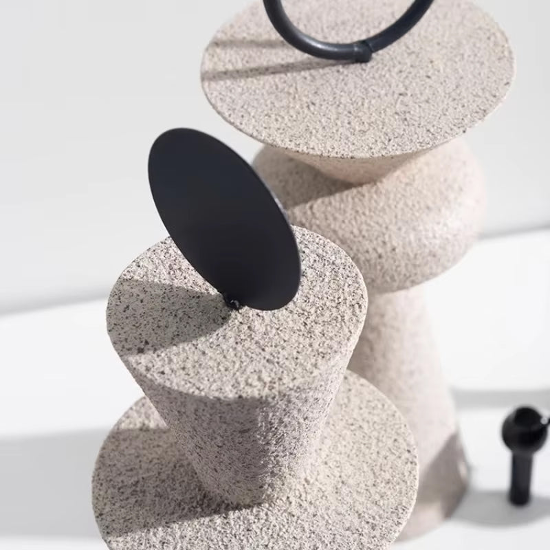 Estatua abstracta geométrica de arenisca
