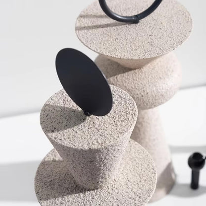 Estatua abstracta geométrica de arenisca