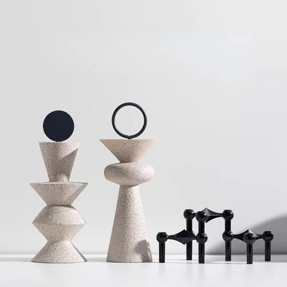 Estatua abstracta geométrica de arenisca