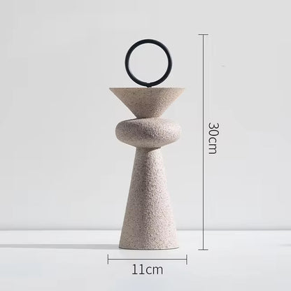 Estatua abstracta geométrica de arenisca