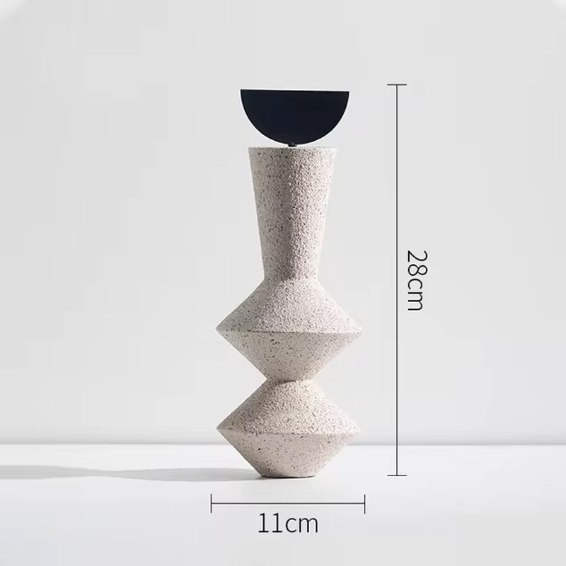 Estatua abstracta geométrica de arenisca