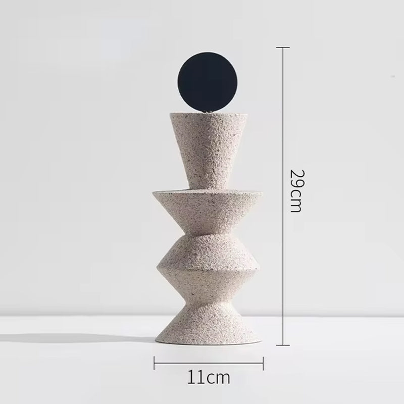 Estatua abstracta geométrica de arenisca
