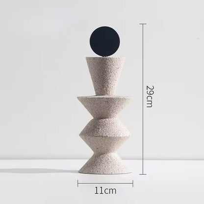 Estatua abstracta geométrica de arenisca