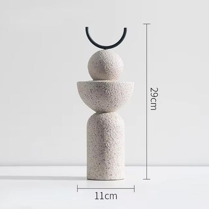 Estatua abstracta geométrica de arenisca